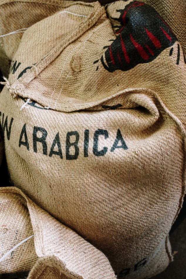 Worek z ziarnami kawy Arabica, który symbolizuje jakość naszej kawy.